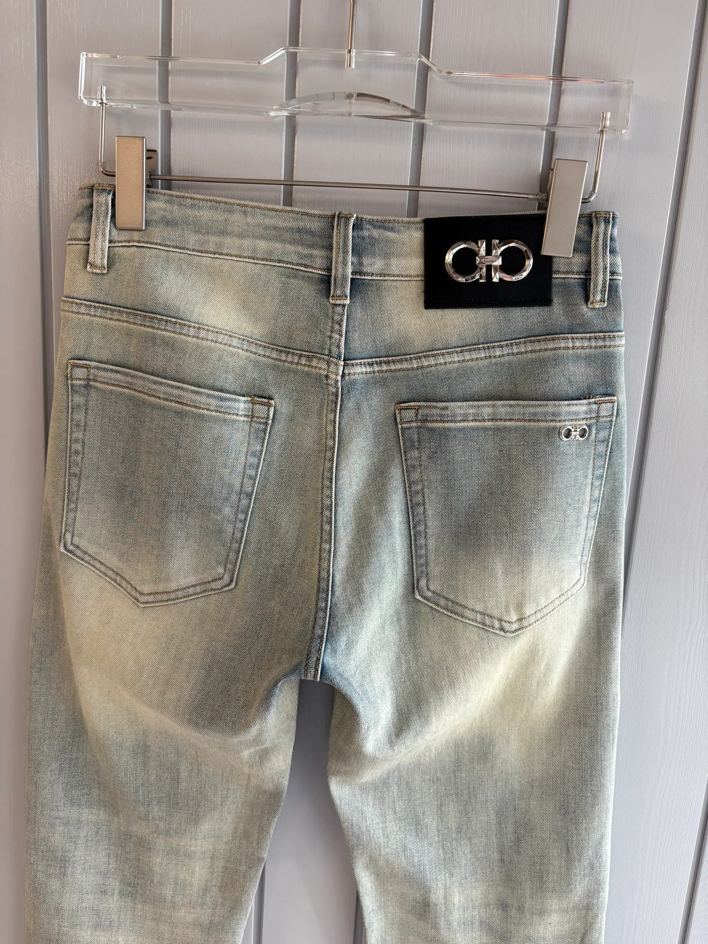 Ferragamo 41SS spring and summer jeans are coming. Premium version. Special counter-customized fabrics🌹Breathable, high comfort. Impeccable details. The design concept of brand elements reflects high quality. It feels delicate and soft. It presents casual tailoring and the upper body shape is awesome! Sizes: 28-38 (no 35.37)